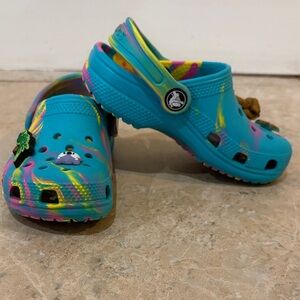 CROCS Kids Turquoise and Multicolor Clogs